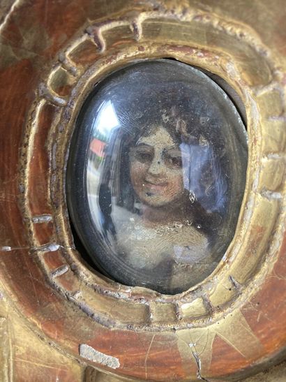 Glace en bois sculpté stuqué et doré à parecloses, du XVIIIe siècle Carved wood window...