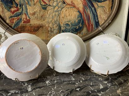 NEVERS - XVIIIe siècle. NEVERS

Three earthenware plates with polychrome decoration...