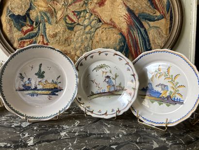 NEVERS - XVIIIe siècle. NEVERS

Three earthenware plates with polychrome decoration...