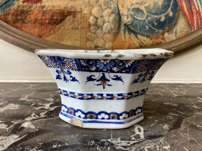 ROUEN - XVIIIe siècle. ROUEN

Wall-mounted earthenware flowerpot with blue and red...