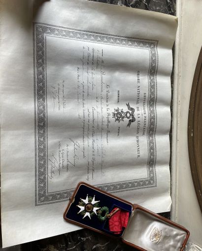 null Croix de commandeur de la Légion d'Honneur en or et émail. et son diplome nommant...