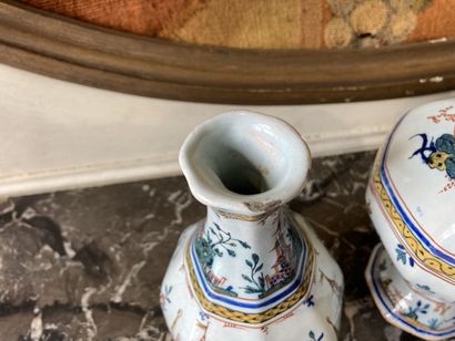 ROUEN - XVIIIe siècle. ROUEN

Garniture de trois vases en faïence, l'un balustre...
