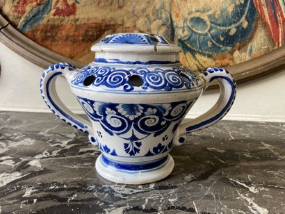 ROUEN ou LILLE- XVIIIe siècle. ROUEN ou LILLE

Vase pot-pourri couvert à deux anses...