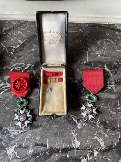 null Croix de chevalier de la Légion d'Honneur en argent et émail, ruban à rosace

Poids...