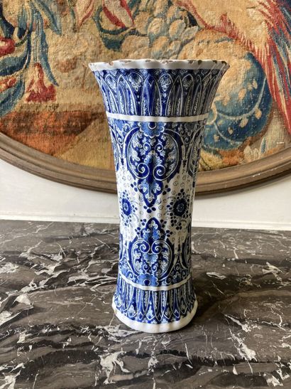 Delft - XVIIIe siècle. DELFT 
Vase cornet en faïence à paroi cannelée, à décor en...