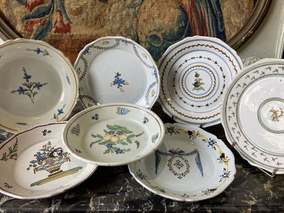 NEVERS - XVIIIe siècle et XIXe siècle. NEVERS 
Seven earthenware plates with polychrome...