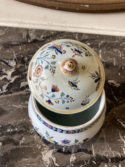 ROUEN - XVIIIe siècle. ROUEN

Pot à sucre couvert en faïence à décor polychrome de...