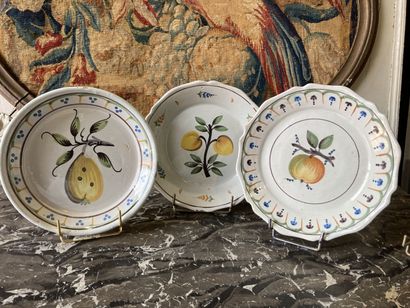 NEVERS - Fin du XVIIIe siècle, début du XIXe siècle. NEVERS

Three earthenware plates...