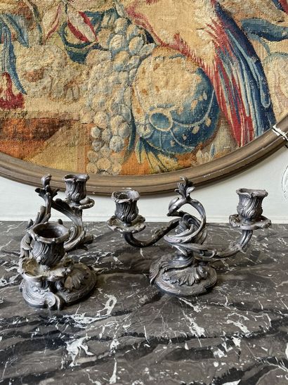 null Paire de bouts de table en bronze argenté, de style Louis XV

A deux bras de...