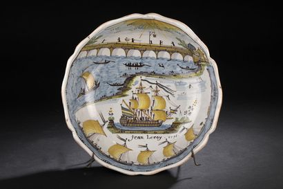 NEVERS - Fin du XVIIIe siècle. NEVERS 
Round earthenware salad bowl with polychrome...