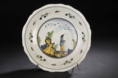 NEVERS - XVIIIe siècle. NEVERS

Round earthenware salad bowl with polychrome decoration...