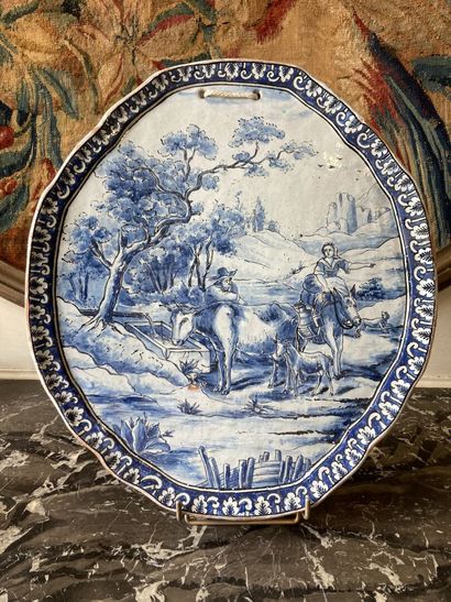 Delft - XIXe siècle. DELFT 
Plaque en céramique émaillé à décor de personnages. Signé...