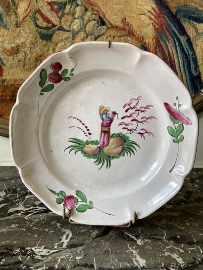 LES ISLETTES - Fin du XVIIIe siècle. THE ISLETTES

Earthenware plate with contoured...