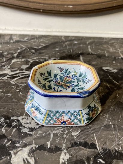 ROUEN - XVIIIe siècle. ROUEN

Rectangular earthenware saleron with polychrome decoration...