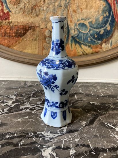 DELFT - Fin du XVIIe siècle. DELFT 
Vase of baluster form with cut sides out of earthenware...