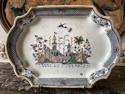 ROUEN - Manufacture de Guillebaud - XVIIIe siècle. ROUEN

Oval dish with contoured...
