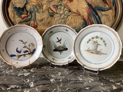 NEVERS - XVIIIe siècle. NEVERS 
Trois assiettes en faïence à décor polychrome d'oiseaux....