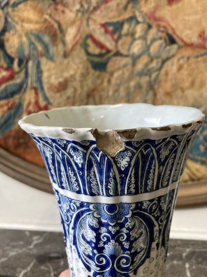 Delft - XVIIIe siècle. DELFT

Vase cornet en faïence à paroi cannelée, à décor en...