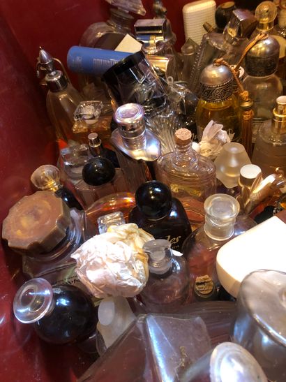 Important lot de flacons de parfum et de...