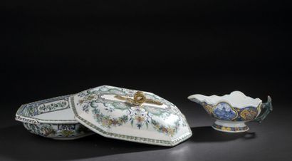 ROUEN - XVIIIe siècle. ROUEN

Oval earthenware sauceboat with contoured edge decorated...