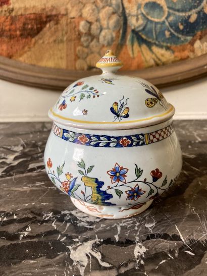 ROUEN - XVIIIe siècle. ROUEN

Pot à sucre couvert en faïence à décor polychrome de...