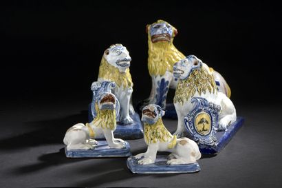 ROUEN - XVIIIe siècle. ROUEN

Pair of earthenware lions sitting on a rectangular...