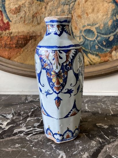 ROUEN - XVIIIe siècle. ROUEN

Vase à pans coupés en faïence à décor polychrome de...