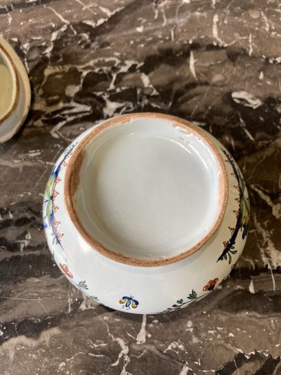 ROUEN - XVIIIe siècle. ROUEN 
Pot à sucre couvert en faïence à décor polychrome de...