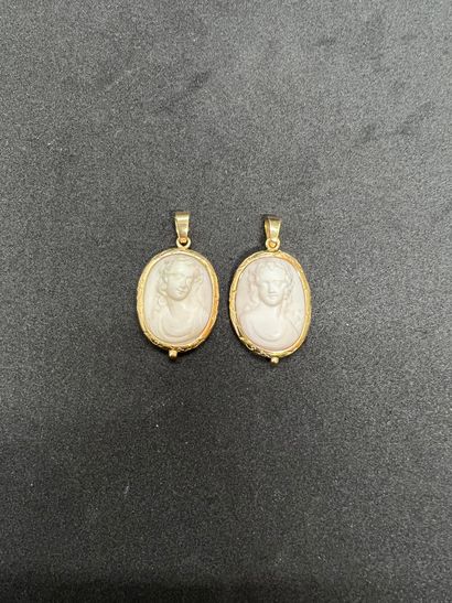 Two 18K yellow gold 750‰ oval pendants holding...