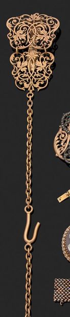 null Eléments de châtelaine à motifs de rinceaux style Louis XIII et chaîne de gilet...