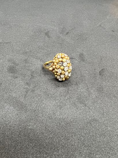 null Bague en or jaune 18K 750‰ au chaton orné de diamants de taille ancienne parmi...