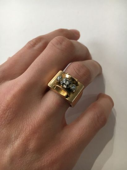 null Gold tank ring 1930, set with a small old cut diamond.

Gross weight 13,3 g