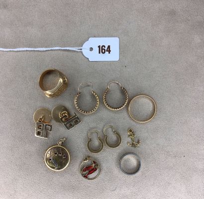Gold lot including two pairs of earrings,...