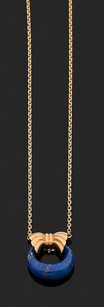 null VAN CLEEF & ARPELS

Pendant knot godronné in yellow gold with two rings in interchangeable...
