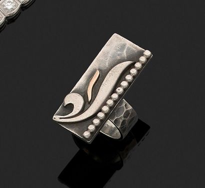 null Jean DESPRES (1889-1980)

Silver ring, rectangular plate applied with scrolls...
