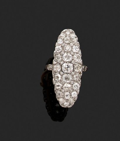 Large antique ring, the oval pattern paved...