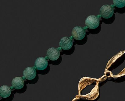 Necklace of 79 balls emeralds godronnées...
