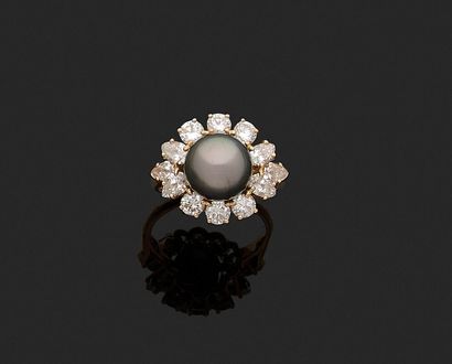 Flower-shaped jewelry ring 750‰ centered...
