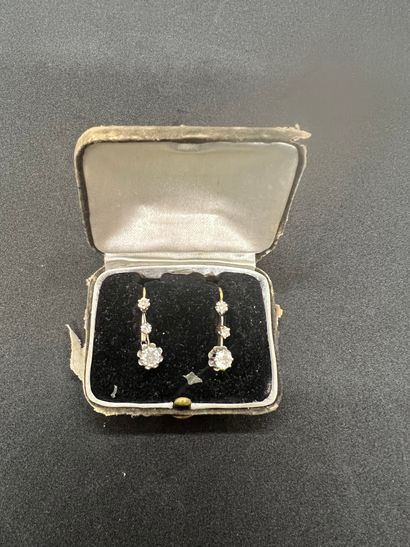null Pair of 18K yellow gold 750‰ and platinum (sup. 800‰) earrings set for each...