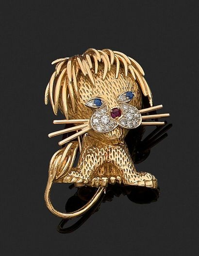 null Broche figurant un lion en or deux tons 18K 750‰ serti de diamants ronds brillantés,...