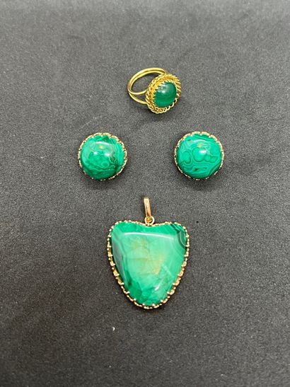 null Ensemble de bijoux en or jaune 18K 750‰ et cabochons de malachite comprenant...