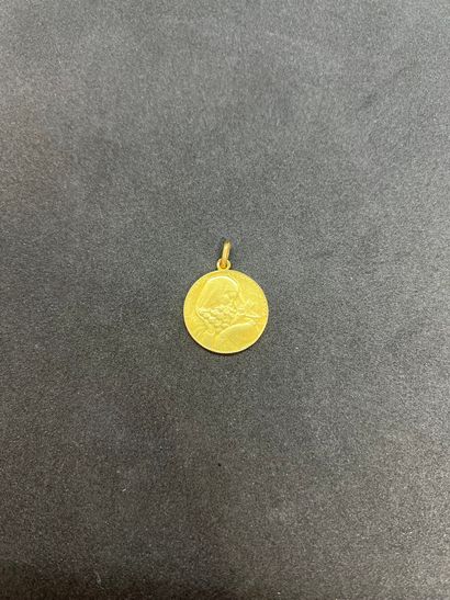 Médaille de sainte Thérèse en or jaune. Travail...