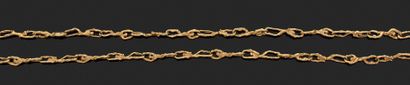 null Necklace chain with naturalist links in yellow gold.

French work of the House...