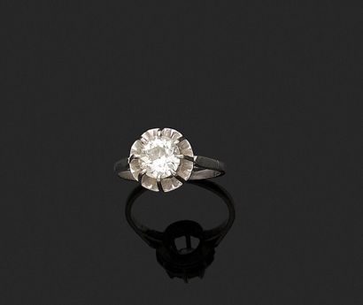 Platinum 950‰ solitaire ring set with a round...