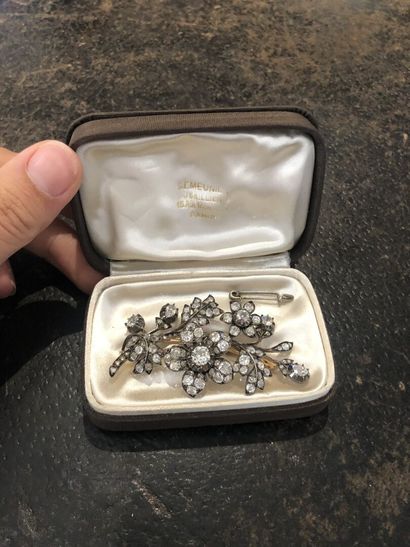 null Broche églantine pavée de diamants sur or et argent. XIXe siècle.

Poids g