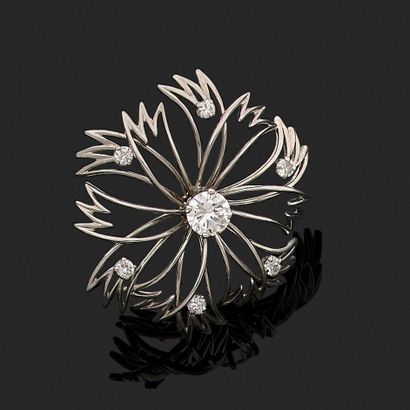  White gold flower clip radiating around a main brilliant and surrounded by six diamonds....