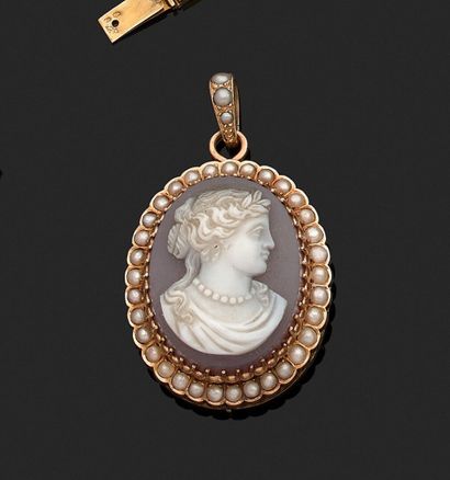 null An 18K yellow gold 750‰ pendant adorned with a cameo on chalcedony depicting...