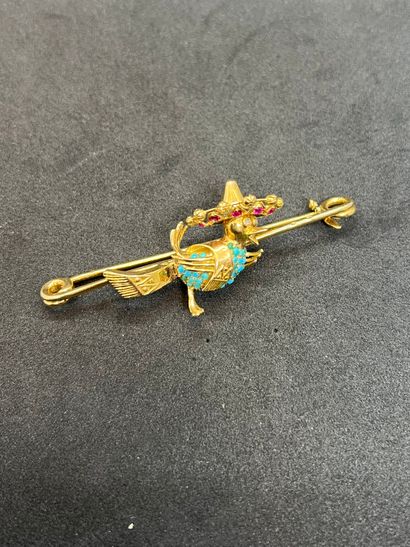 null Barrette brooch featuring a chick with a sombrero in 18K yellow gold 750‰ set...