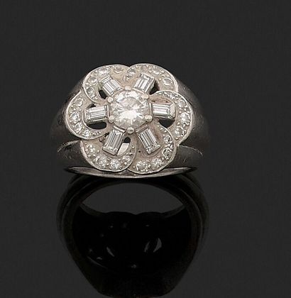 null Important signet ring in 950‰ platinum with a daisy motif composed by 8/8 round...