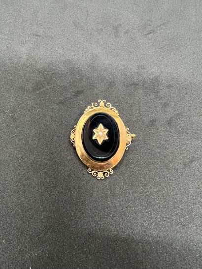 Oval 18K yellow gold 750‰ pendant adorned...